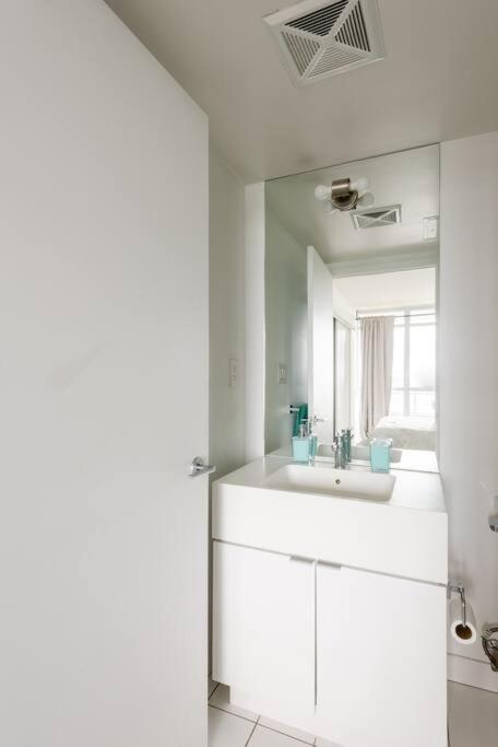 Stylish Downtown Lakeview Condo - One Free Parking トロント エクステリア 写真