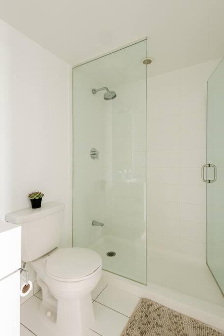 Stylish Downtown Lakeview Condo - One Free Parking トロント エクステリア 写真