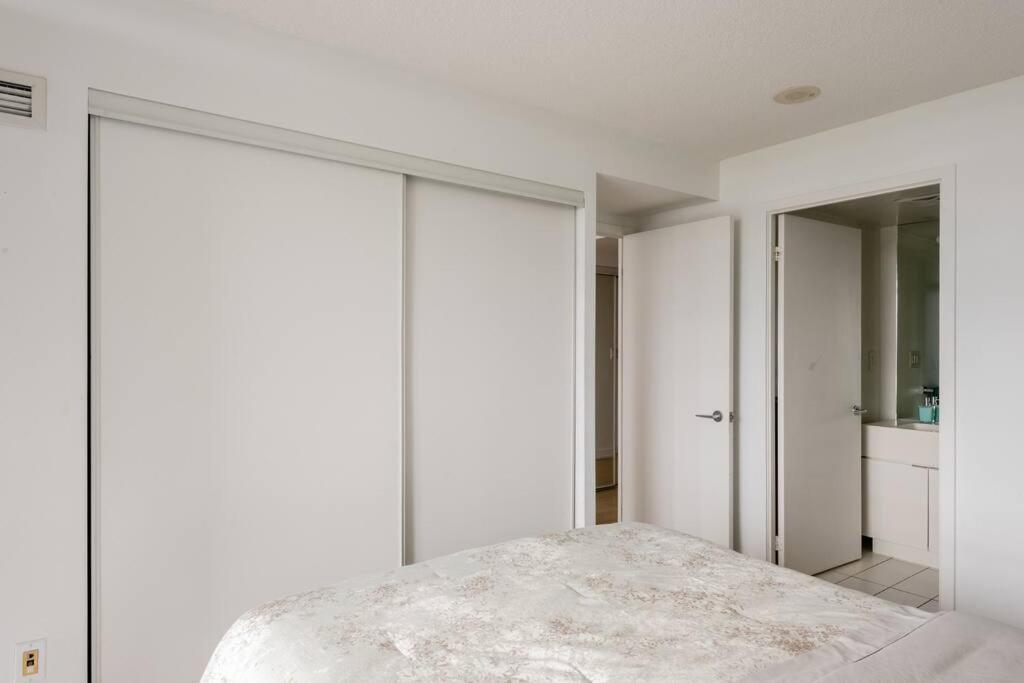 Stylish Downtown Lakeview Condo - One Free Parking トロント エクステリア 写真