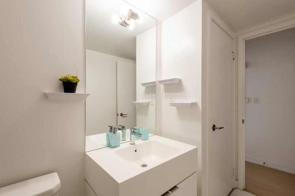 Stylish Downtown Lakeview Condo - One Free Parking トロント エクステリア 写真