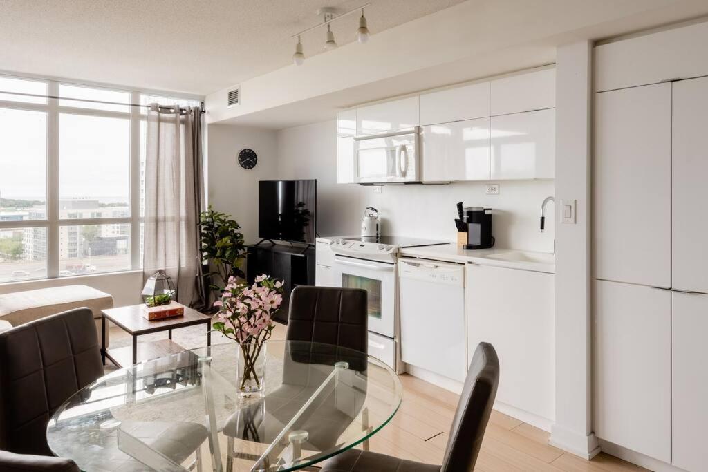 Stylish Downtown Lakeview Condo - One Free Parking トロント エクステリア 写真