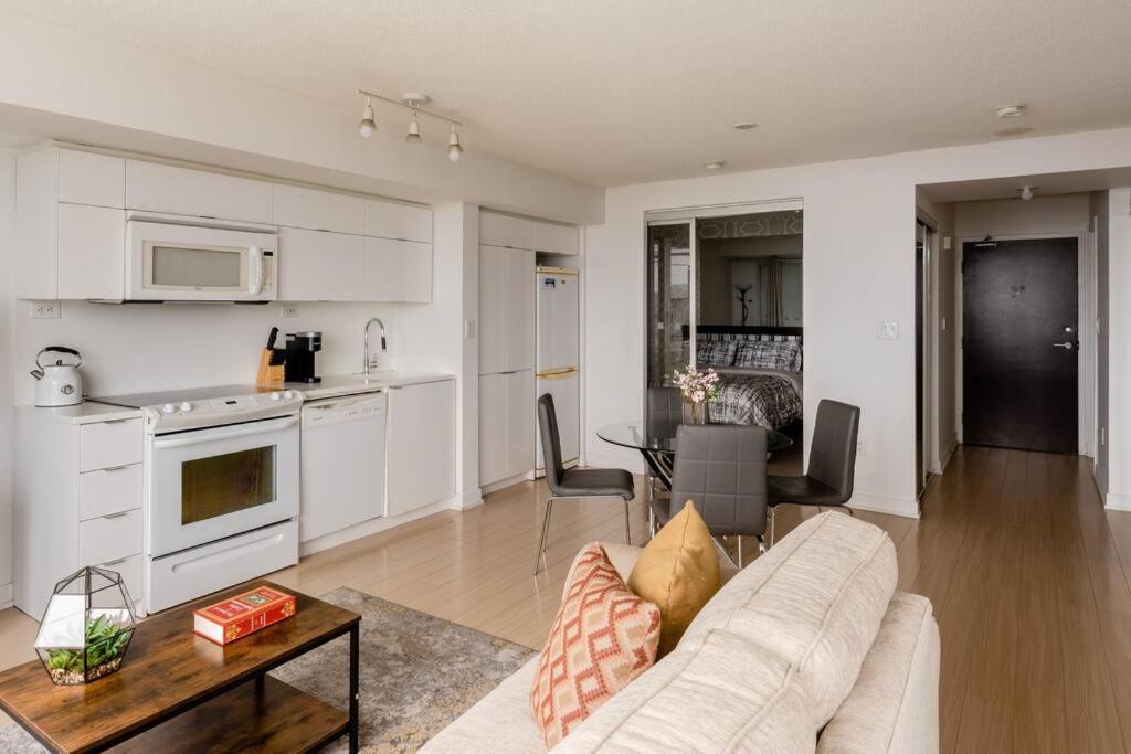Stylish Downtown Lakeview Condo - One Free Parking トロント エクステリア 写真