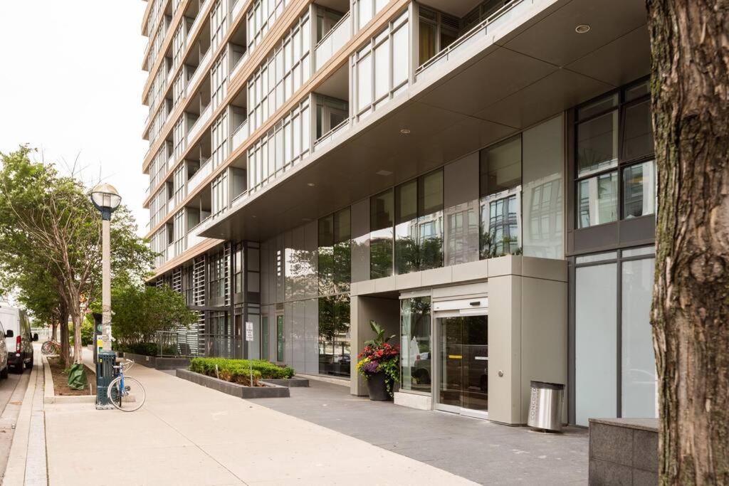 Stylish Downtown Lakeview Condo - One Free Parking トロント エクステリア 写真