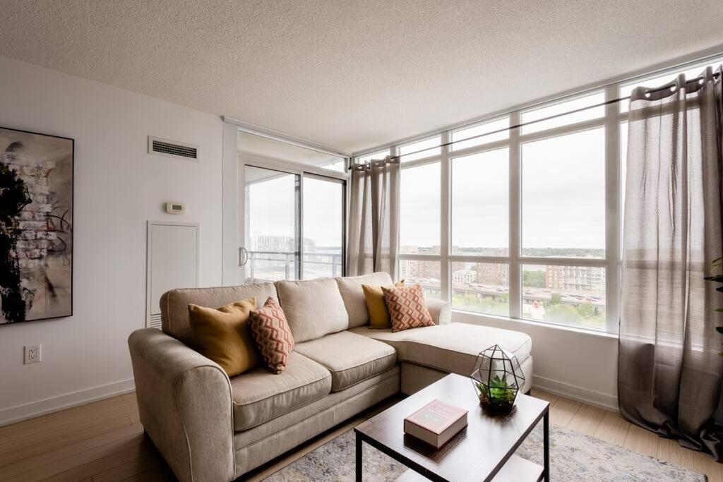 Stylish Downtown Lakeview Condo - One Free Parking トロント エクステリア 写真