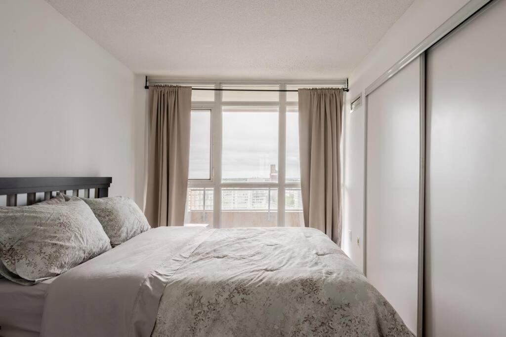 Stylish Downtown Lakeview Condo - One Free Parking トロント エクステリア 写真