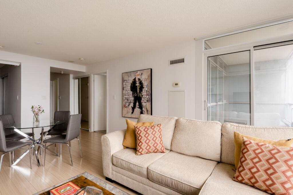 Stylish Downtown Lakeview Condo - One Free Parking トロント エクステリア 写真