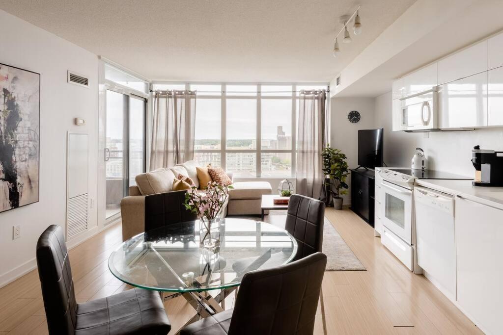 Stylish Downtown Lakeview Condo - One Free Parking トロント エクステリア 写真