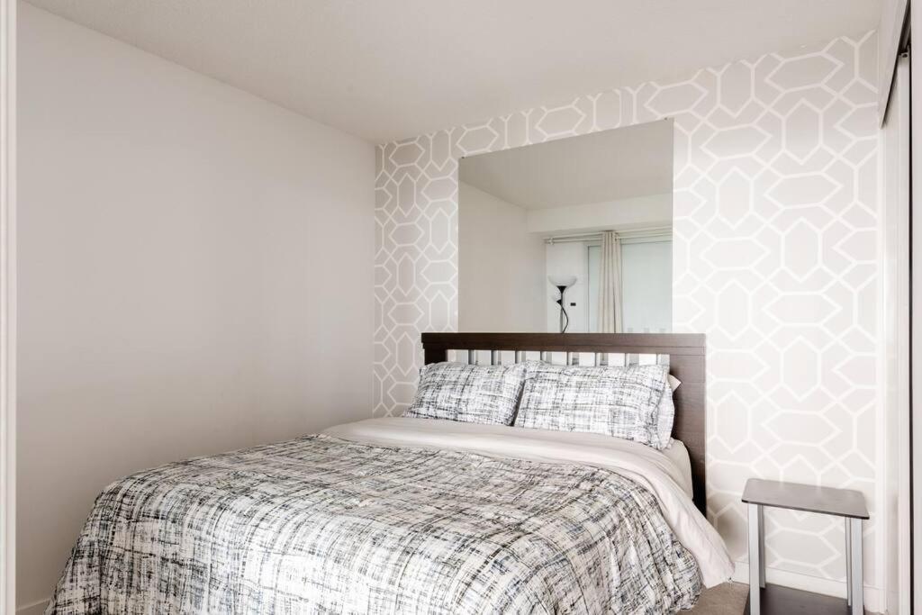 Stylish Downtown Lakeview Condo - One Free Parking トロント エクステリア 写真