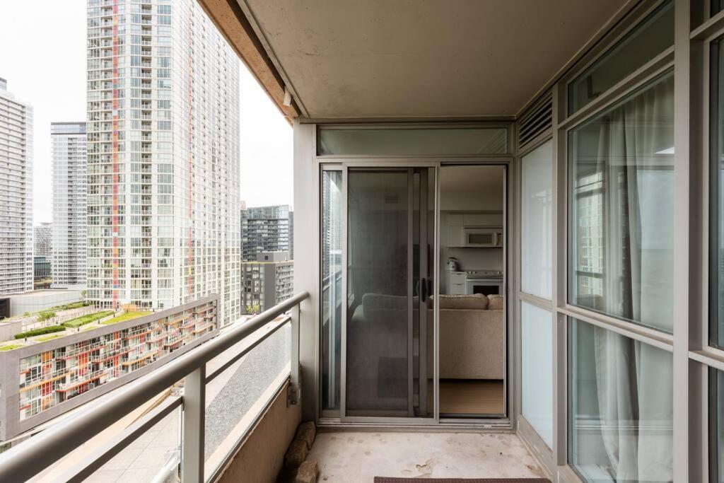 Stylish Downtown Lakeview Condo - One Free Parking トロント エクステリア 写真