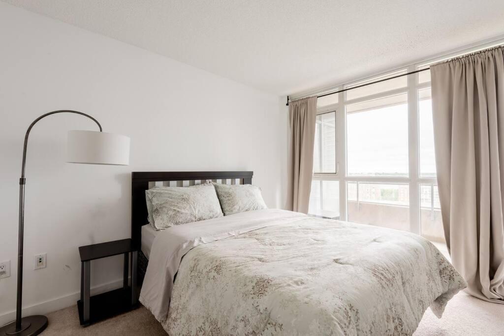 Stylish Downtown Lakeview Condo - One Free Parking トロント エクステリア 写真