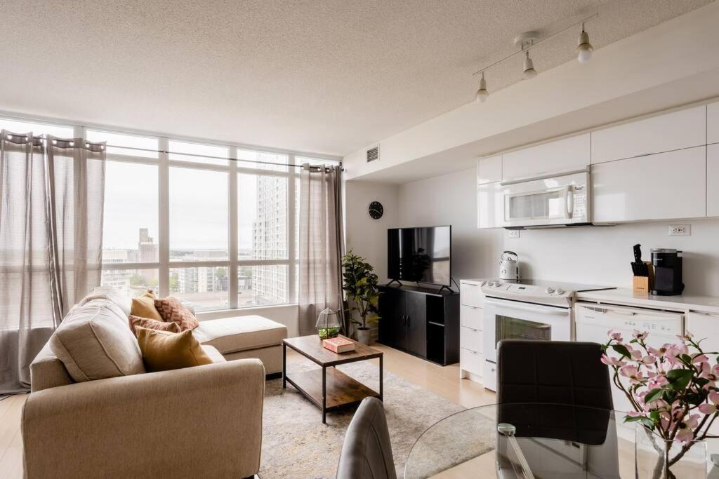 Stylish Downtown Lakeview Condo - One Free Parking トロント エクステリア 写真