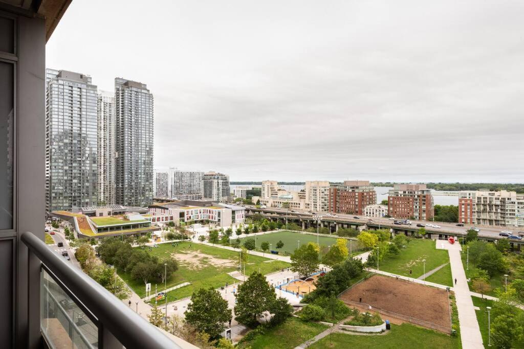 Stylish Downtown Lakeview Condo - One Free Parking トロント エクステリア 写真